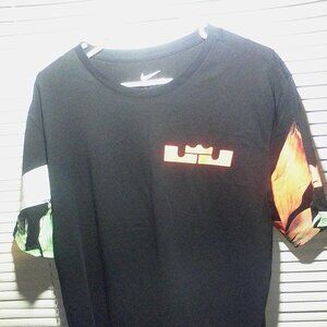 T-shirt by Nike.
